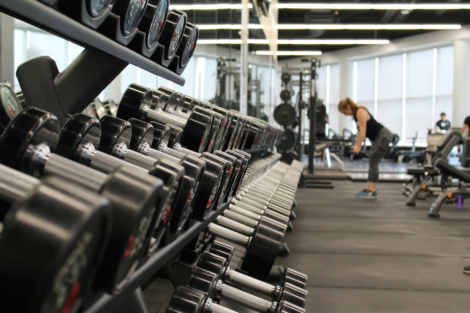 Modern bir spor salonunun içi ve ekipman sıraları