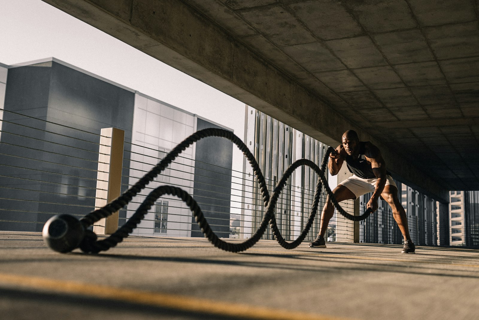 Halatla antrenman yaptıran fitness koçu