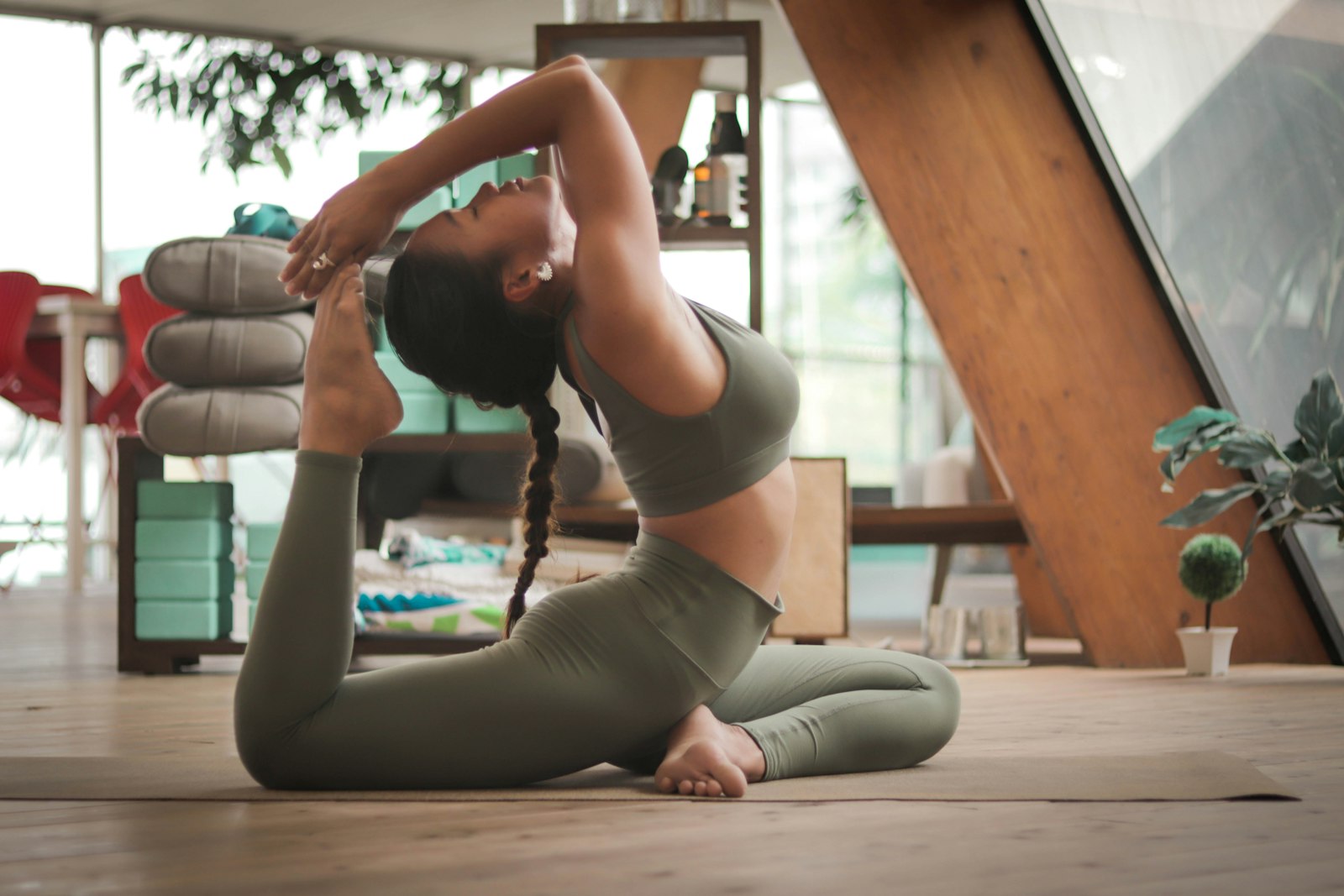 Matte esneme hareketi yapan pilates eğitmeni