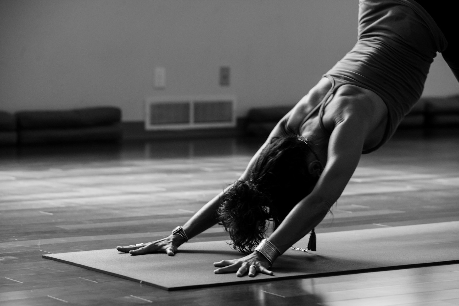 Yoga pozunda bir eğitmen